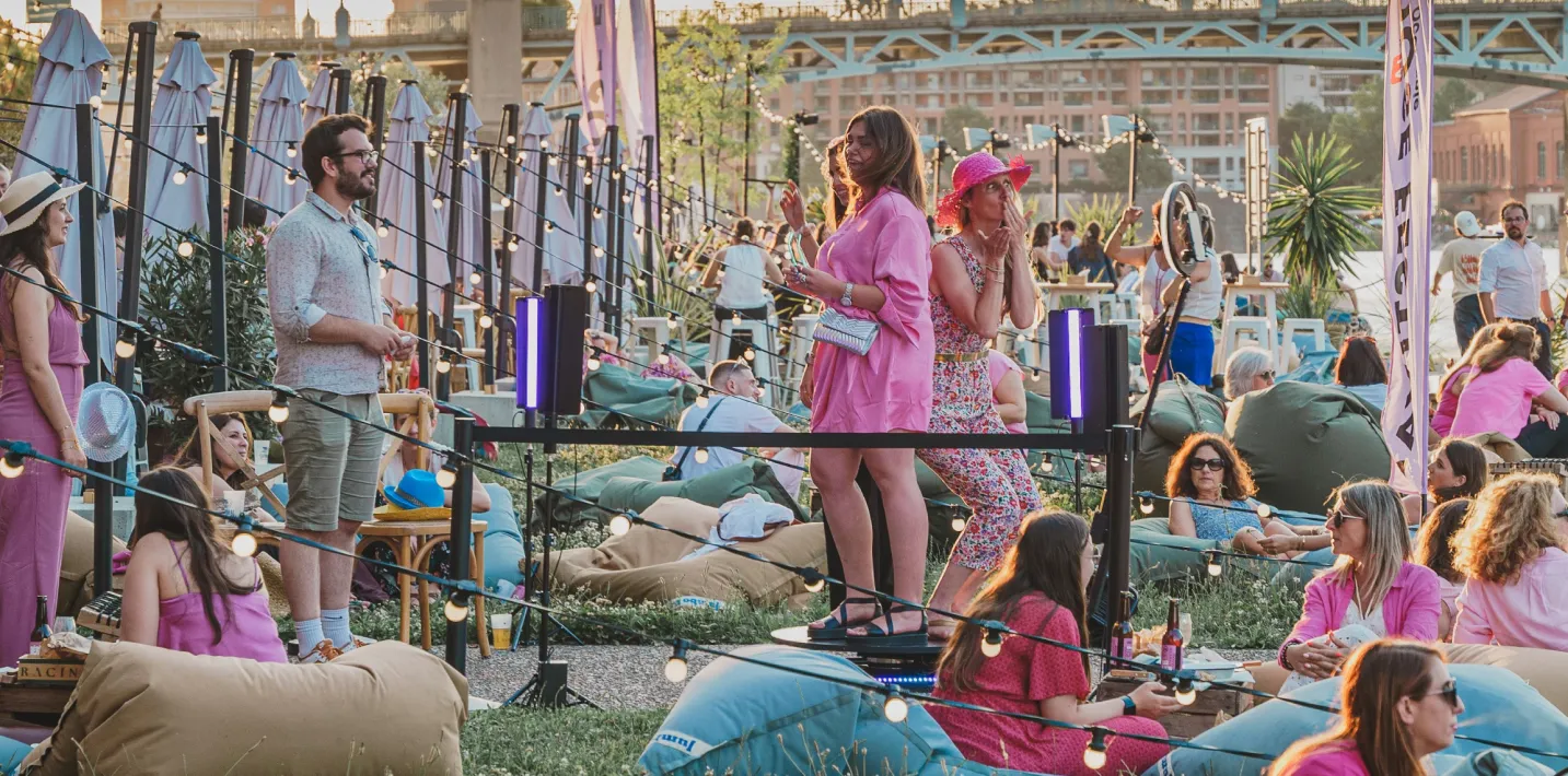 Videobooth 360 Ouisnap en action lors d'un événement en plein air à Toulouse